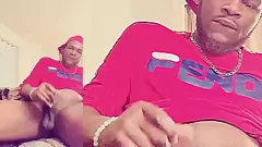 Abspielen Schauen Sie zu, wie dieses geile Ebenholzluder einem riesigen schwarzen Schwanz den besten Handjob gibt und masturbiert!