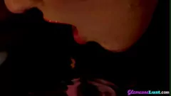 Reproducir Pelirroja glamorosa con grandes tetas y cuerpo curvilíneo masturbándose en lencería sexy y tacones altos