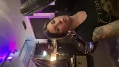 Reproduzir Felicity Feline, a estrela pornô tatuada, oferece uma performance intensa de bateria neste vídeo pornô selvagem