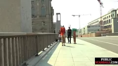 Oynat Bu itaatkâr hatunun birden fazla saksocu oturumla yoğun bir bdsm toplu tecavüzden önce halk arasında aşağılanmasını izle