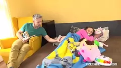 Oynat Çek Sapkın Bir Genç Bir Şişe Süt Emiş Gibi Vahşi Bir Oral Seks ve El İşi Veriyor