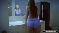 Odtwórz Dojrzała kobieta zatrudnia młodego mężczyznę, aby jej pomógł czysto i pieprzy go z niewolnikami porno