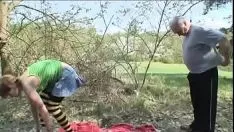 Odtwórz Nastolatka ostro rucha się z dziadkiem nad jeziorem na zielonej trawie