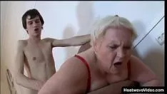 Jouer La nonna grassa si strofina la figa e viene scopata da suo nipote