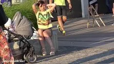 Reproduzir Fotos de jovens mães sem calcinha no parque chamam a atenção
