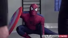Jouer Spider-man sta cercando di salvare una donna che lo praticava