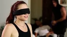 Jouer Massaggio romantico con pupa bendata e penetrata da calvo con tatuaggi