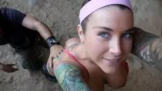 Reproduzir Xxx com uma morena no deserto Babardita ao lado do marido