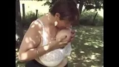 Jouer Sesso con una nonna che si masturba nella foresta