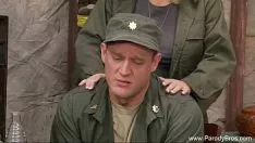 Jouer Porno dans l'armée avec un sergent excité qui lui tire dessus avec un soldat équipé