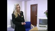 Afspelen Retro pornofilm met een blonde dame die een zeer porno-outfit verbergt onder kleding