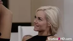 Odtwórz Zabiera ją do domu na przyjazne przyjęcie przeciwpożarowe