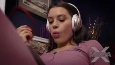 Reproduzir Ouça música até sentir vontade de fazer sexo com o menino mais lindo