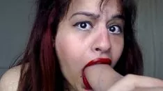 Reproduzir A ruiva de lábios vermelhos chupa pau e fode homem com pau grosso