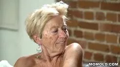 Reproduzir A mulher tem bunda grande e quer transar anal com você