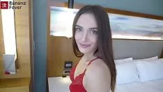 Redare Ii sta foarte bine imbracata in rosu si atrage foarte multi barbat cu care ea face sex