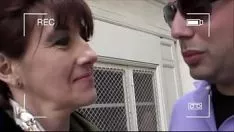 Abspielen Diese brünette MILF hat eine sehr sexy Tube und möchte sie ihrem Partner zeigen