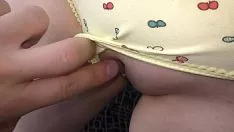 Une superbe jeune femme habillée de manière très provocante se fait baiser dans la bouche - Nick Rock