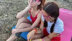 تشغيل فتاة النظارات لطيف استغل من قبل زوج أحد الأصدقاء