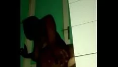 Jouer La fille noire avec de beaux seins et un gros cul veut sucer des bites et s'amuser