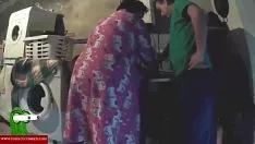 Afspelen Adela en haar zoon worden zo hard geneukt als ze willen