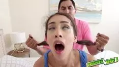 Afspelen Een mooie brunette domineert de lul tijdens seks