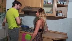 Play Very sexy tits and extremely appetizing pussy of a mature woman that needs to be aroused