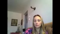Odtwórz Ta młoda kobieta wygląda nago przed kamerą internetową jak uczennica klasy 9