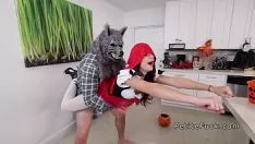 تشغيل ذات الرداء الأحمر تحصل عليها في فمها وفي مؤخرتها من الذئب الخبيث الذي يريدها