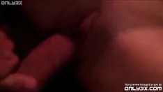 Abspielen Er zieht seine Freundin im Badezimmer aus und fickt sie so gut er kann