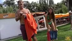 Abspielen Er lässt seine Freundin für einen großzügigen Geldbetrag Sex mit einer anderen haben