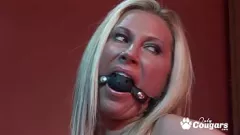 Abspielen Waschküchen-MILF Devon Lee beim Hardcore-Gesichts-Bukkake