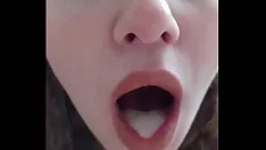 Una bionda di 18 anni si scatena con un grosso cazzo