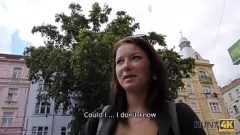 Reproducir Adolescente con problemas de liquidez observa el encuentro íntimo de su novia con un cazador - POV Recogida pública de cornudos