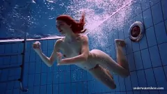 Odtwórz Gorące polskie porno przy basenie dla nastolatków Marketa