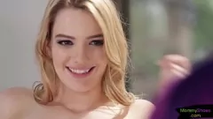 Redare MILF și adolescente lesbiene în sesiune de sex oral pasionată