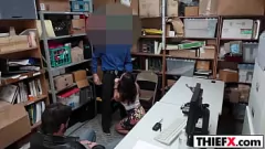 Reproduzir Ladrão adolescente pego é punido hardcore: penetração de pau grande e brincadeira de bunda