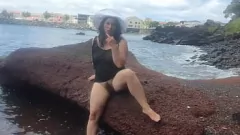 Jouer Une MILF européenne bien roulée se masturbe en plein air lors d'une séance photo torride