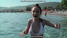 Reproduzir Ele unge o corpo dela com óleo e fode super bem na praia