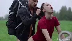 Reproducir Repara el auto y tiene sexo en el campo con un lugareño que lo sirve con cerezas