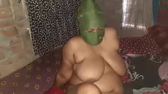 Reproduzir Esposa indiana gostosa dá boquete intenso e handjob