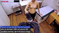 Le plaisir des prisonniers de Raya Nguyen: la fille asiatique Raya est menottée et baisée par un officier de police de gros