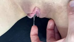 Jouer Orgasmo di schizzi sensuali: primo piano della figa succosa di 18 anni