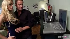 Afspelen Grote tieten blonde milf betrapt op vals spelen in hardcore rollenspel fuck sessie