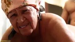 Jouer La nonna di 72 anni brama incontrollabilmente un'azione anale estrema