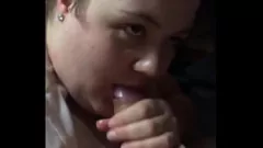 Afspelen Rondborstige tiener naast de deur kan niet genoeg krijgen van mijn dikke lul: een MILF -pijpbeurtervaring