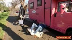Afspelen De hoer stemt ermee in om seks te hebben voor geld in de caravan