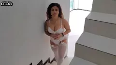 Jouer Striptease amatoriale: la moglie calda in lingerie brama il sesso interrazziale