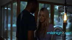 Afspelen Vracettende blonde vrouw's interraciale fetisj -fantasie met stiefbroer