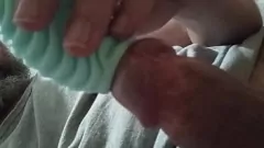 Abspielen Geile Göttin setzt mächtige Cumshot mit neuem Spielzeug aus